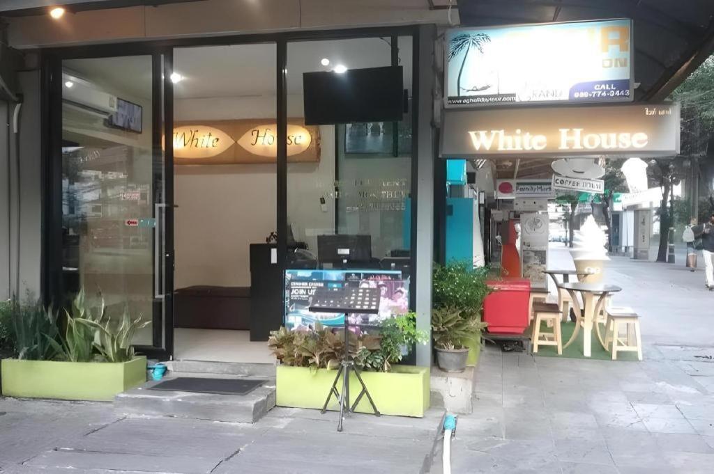 White House Asoke Sukhumvit 18 Hotel Bangkok Exterior photo